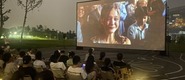 （男生下面在女生下面抽插视频转载）成都秋夜“新耍法”：到公园看坝坝电影